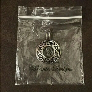 Premier Designs Pendant Silver Circle EUC